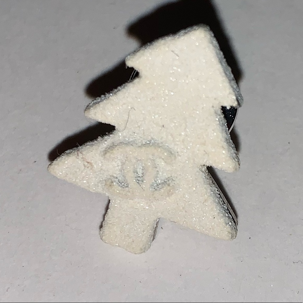 👋🏾SOLD👋🏾authentic CHANEL A03 carved coral COLLAR PIN